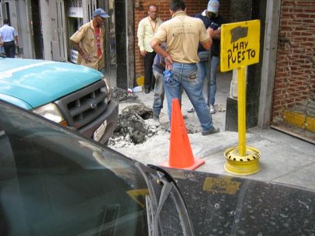 EL RECREO - Continúan los trabajos de localización brote de aguas negras en  la Calle Unión
