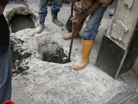 EL RECREO - Continúan los trabajos de localización brote de aguas negras en  la Calle Unión