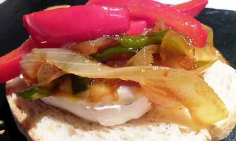 Tostas de Queso de Cabra con Cebolla y Pimientos Caramelizados.