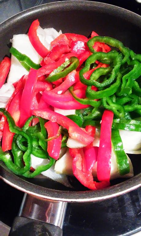 Tostas de Queso de Cabra con Cebolla y Pimientos Caramelizados.