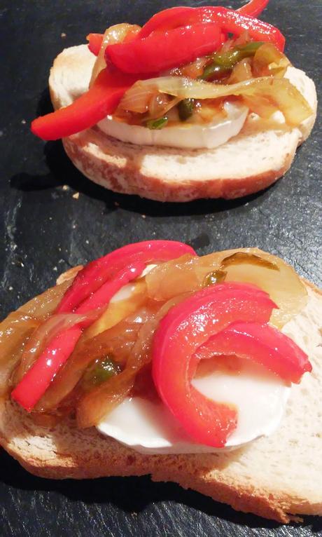 Tostas de Queso de Cabra con Cebolla y Pimientos Caramelizados.