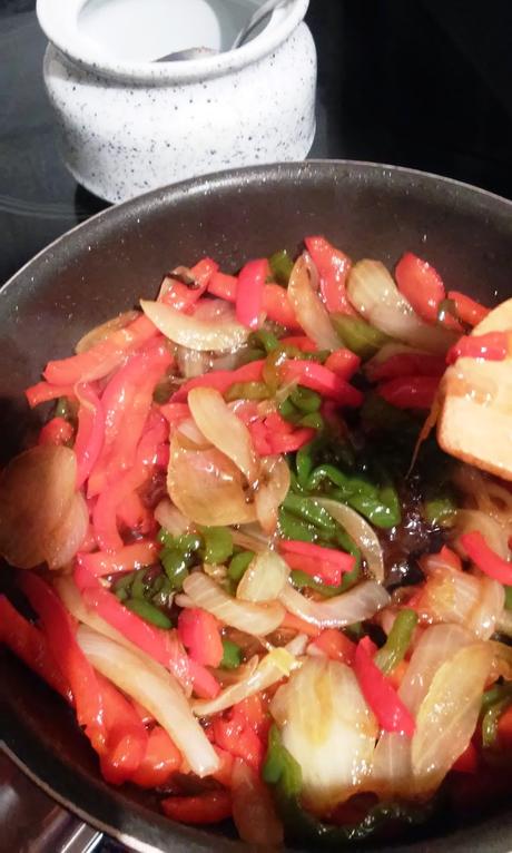 Tostas de Queso de Cabra con Cebolla y Pimientos Caramelizados.