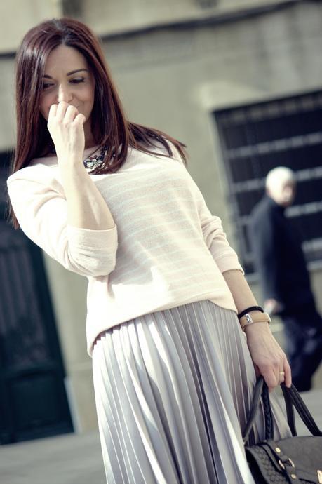 falda plisada plateada