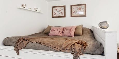 Una gran idea para instalar la cama en el salón