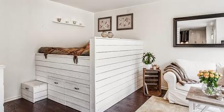 Una gran idea para instalar la cama en el salón