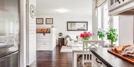 Una gran idea para instalar la cama en el salón