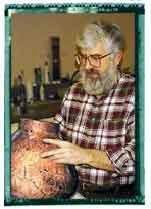 El doctor Patrick McGovern mirando el interior de la jarra de vino más antigua del mundo, datada hacia el 5.400-5.000 a.C.