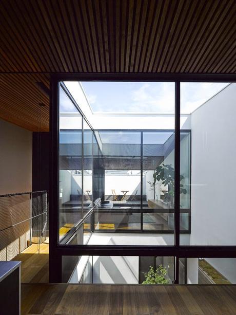 Volumen, geometría y diseño minimalista en esta vivienda