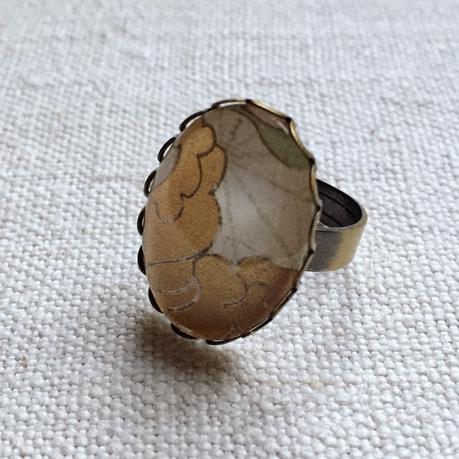 Collares y anillos con brillos dorados