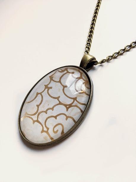 Collares y anillos con brillos dorados