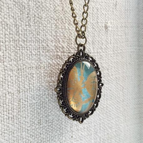 Collares y anillos con brillos dorados