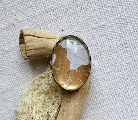 Collares y anillos con brillos dorados