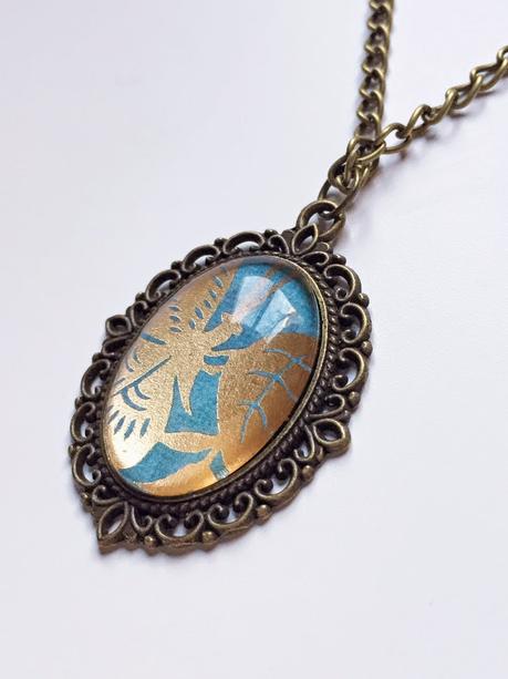 Collares y anillos con brillos dorados