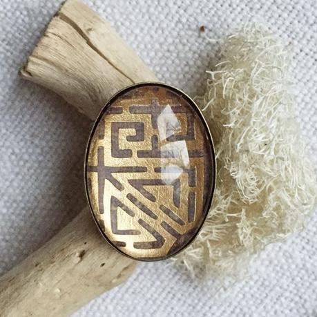 Collares y anillos con brillos dorados