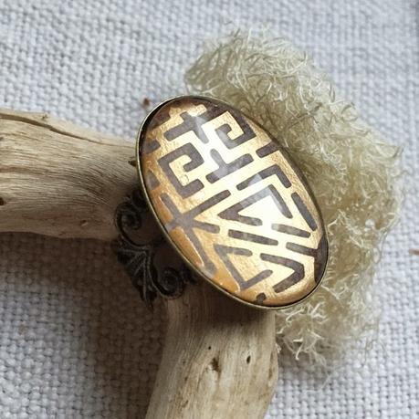 Collares y anillos con brillos dorados