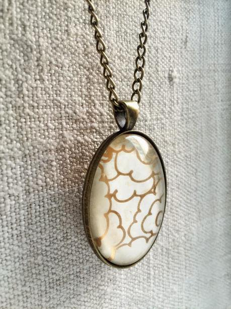 Collares y anillos con brillos dorados