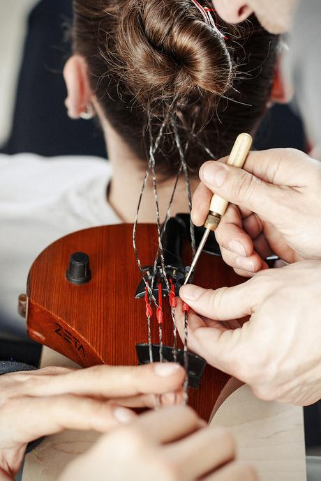 Violín suena increible con pelo humano todavía en la cabeza