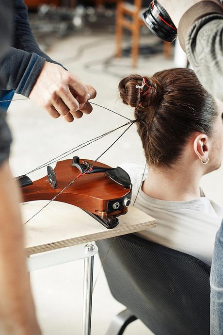 Violín suena increible con pelo humano todavía en la cabeza