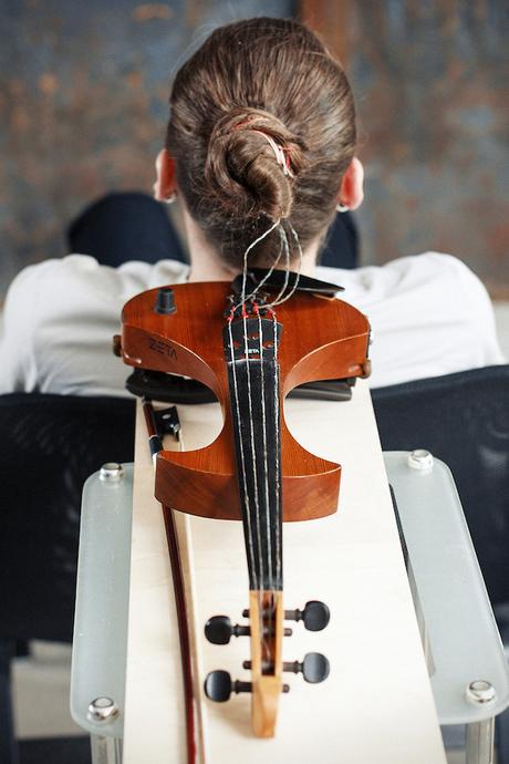 Violín suena increible con pelo humano todavía en la cabeza