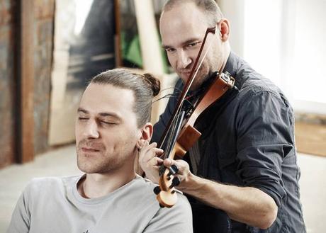 Violín suena increible con pelo humano todavía en la cabeza