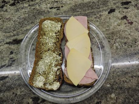 Sándwich de pan de espinacas, jamón de pavo y queso en olla programable.