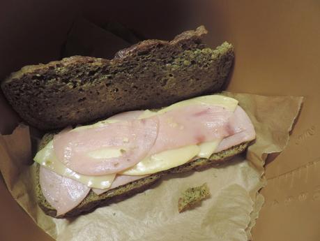 Sándwich de pan de espinacas, jamón de pavo y queso en olla programable.