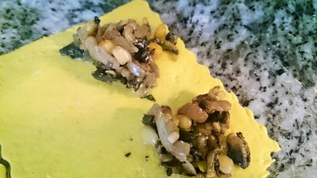 Raviolis veganos caseros rellenos de champiñones y piñones