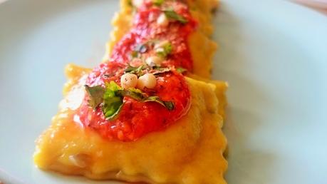 Raviolis veganos caseros rellenos de champiñones y piñones