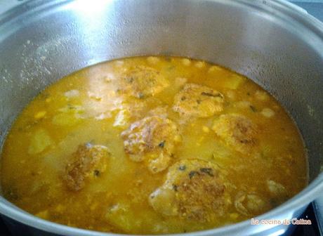 Potaje de garbanzos con albóndigas de bacalao