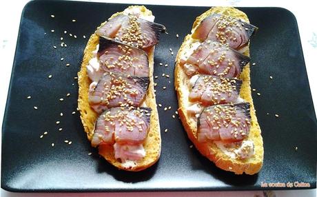 Tostas de bonito con crema de yogurt