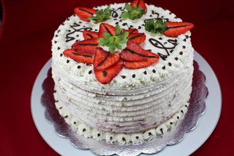 Tarta de nata y fresas (Con bizcocho)