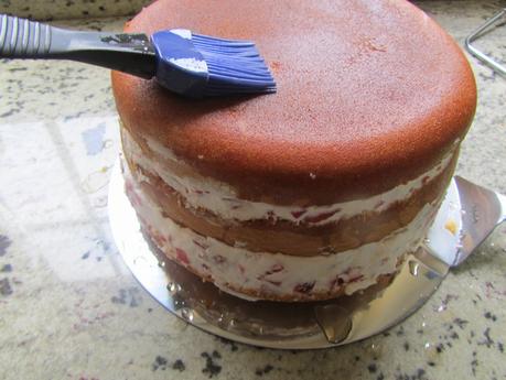 Tarta de nata y fresas (Con bizcocho)