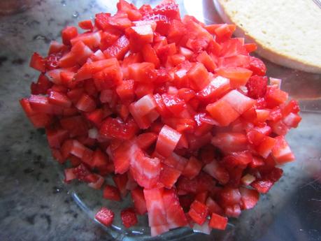 Tarta de nata y fresas (Con bizcocho)