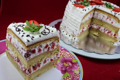 Tarta de nata y fresas (Con bizcocho)