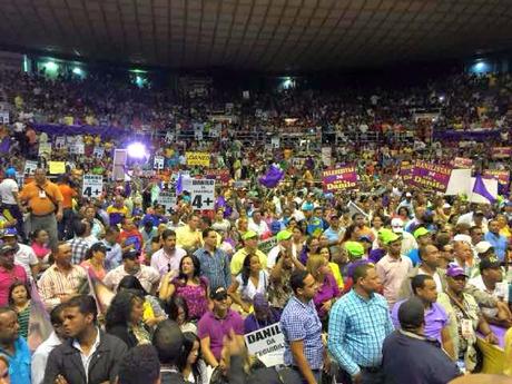 Arena del Cibao repleta por completo a favor reelección de Danilo.