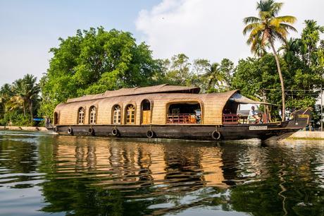 Las barcas parecen hechas por los elfos, Backwaters de Alepey