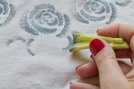 DIY Estampar rosas de apio en una camiseta / DIY celery stamped roses t shirt DIY Estampar rosas de apio en una camiseta / DIY celery stamped roses t shirt