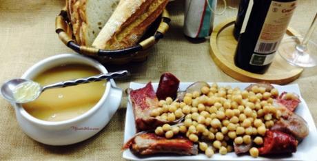 Cocido de garbanzos con sopa de fideos y sacramentos