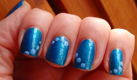 Manicura Azul con Puntitos