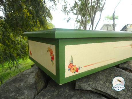 De costureros, cestas, cajas y latas.