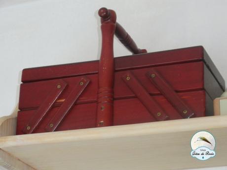 De costureros, cestas, cajas y latas.