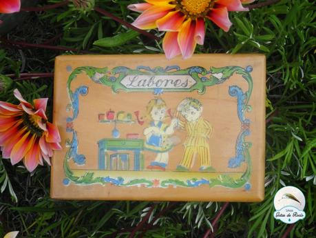 De costureros, cestas, cajas y latas.