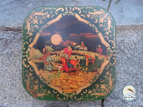 De costureros, cestas, cajas y latas.