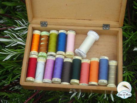 De costureros, cestas, cajas y latas.