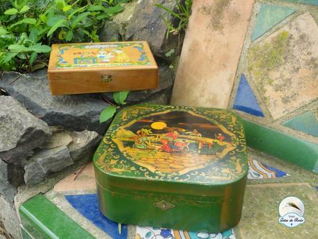 De costureros, cestas, cajas y latas.