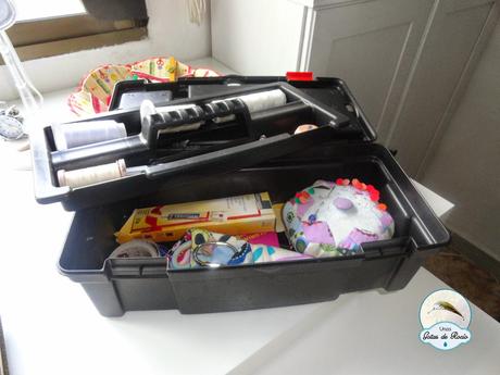 De costureros, cestas, cajas y latas.