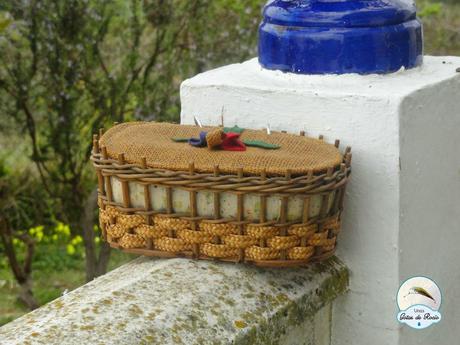 De costureros, cestas, cajas y latas.