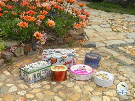 De costureros, cestas, cajas y latas.