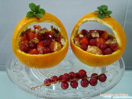 Cestitas de naranjas con frutas