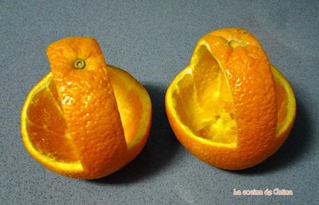 Cestitas de naranjas con frutas